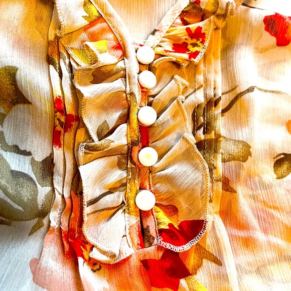 Reitmans Semi-sheer floral short-sleeved blouse, size Medium. - Picture 2 of 2
